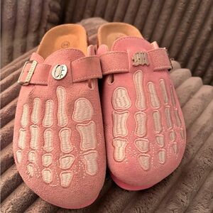Octavious Marks Crème Rose Clogs
